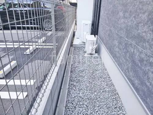 犬走り 防犯砂利敷き バラス砕石 防草シート加工