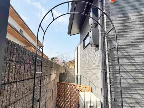 門扉付きアーチ