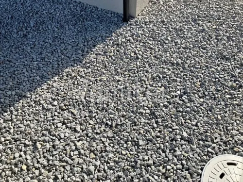犬走り 防犯砂利敷き バラス砕石 防草シート加工
