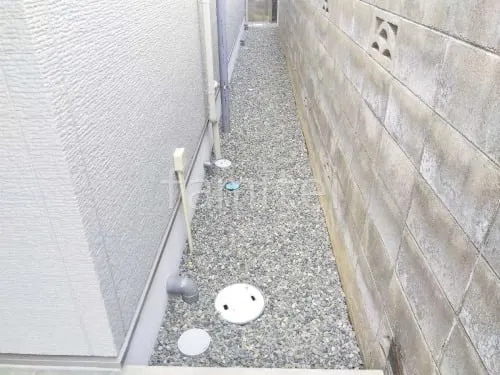 犬走り 防犯砂利敷き バラス砕石 防草シート加工