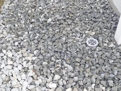 犬走り 防犯砂利敷き バラス砕石 防草シート加工