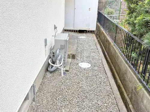 犬走り 防犯砂利敷き バラス砕石 防草シート加工