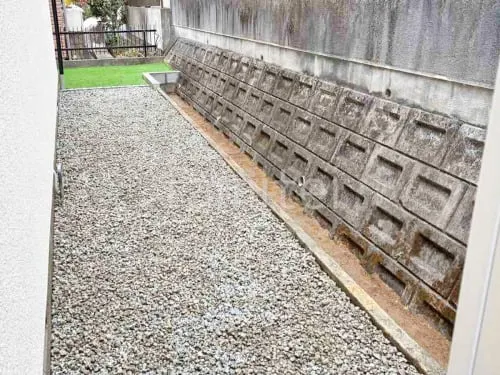 犬走り 防犯砂利敷き バラス砕石 防草シート加工