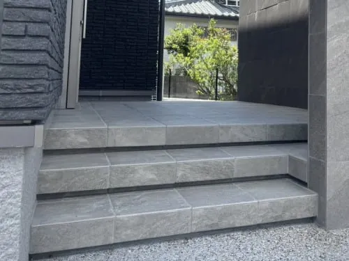 玄関アプローチ 浮遊階段(蹴込み階段) 床タイル貼り LIXIL ベスパ