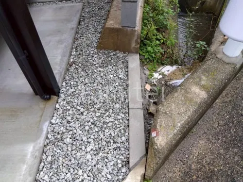 犬走り 防犯砂利敷き バラス砕石 防草シート加工
