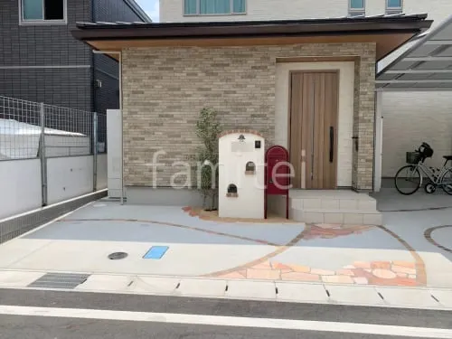 玄関アプローチ 土間コンクリート 床石貼り 乱形石 フラミンゴ 縁取り レンガ