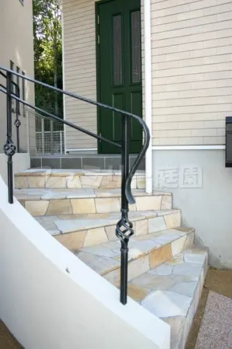 アプローチ 階段 自然石乱系貼り　手すり