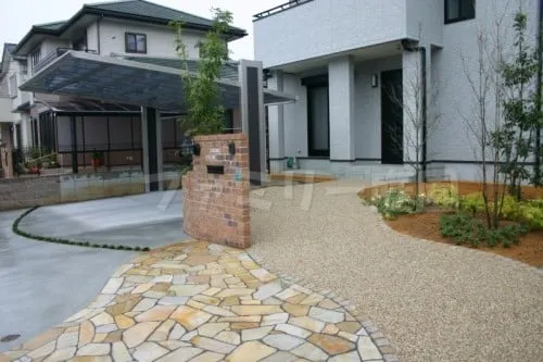 アプローチ自然石乱形貼り