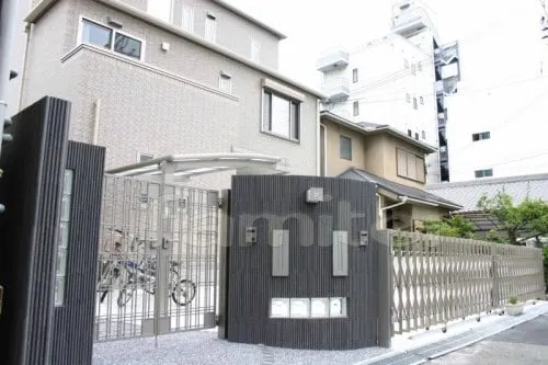 クローズ外構　2世帯