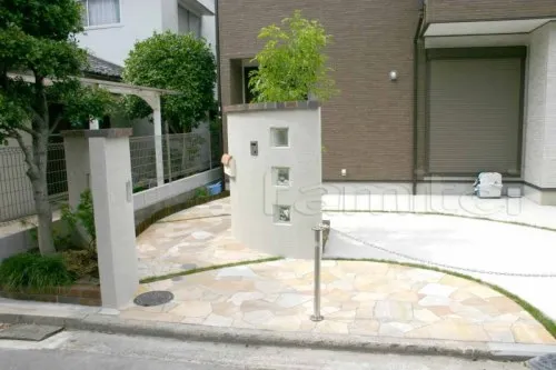 アプローチ　自然石乱形貼り　ガラスブロック門柱