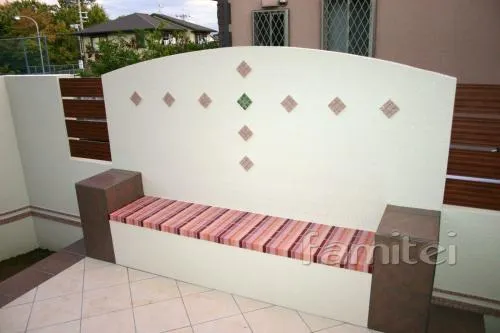 塀にタイルでアクセント