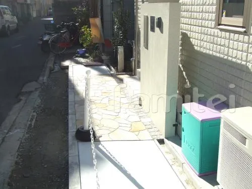 土間、自然石乱貼り