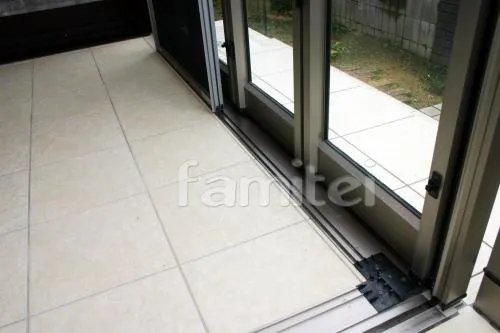 網戸レール下施工状態