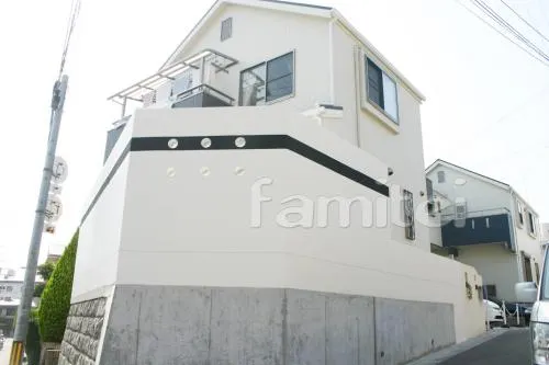 高台の外構　目隠し塀とガラスブロック