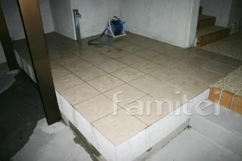 車庫とアプローチ間通路タイル