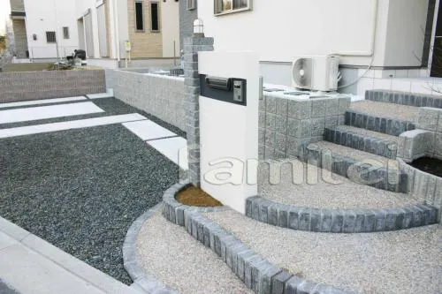 アプローチ階段とレンガ門柱:(ユニソン)オールドユーロ