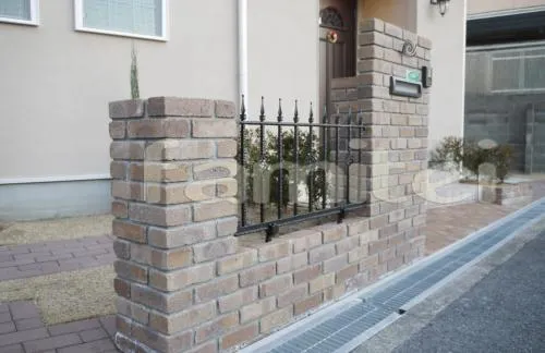 レンガ門柱　鋳物フェンス TOEXユーフォスC型　　郵便ポスト