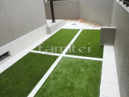 本物そっくり人工芝&タイルデッキ