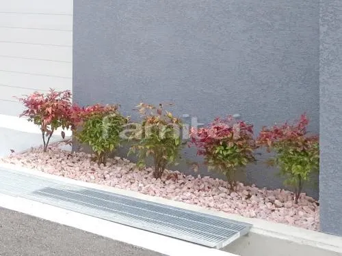 道路沿い植栽スペース 下草 低木 化粧砂利敷き