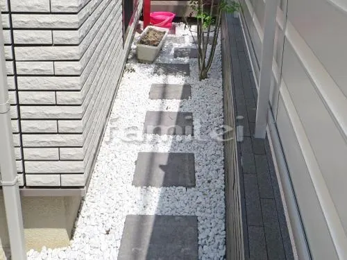 犬走り 床平板貼り ユニソン リビオ300角 砂利敷き 白玉石