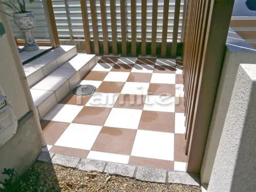 犬走り 床タイル貼り 名古屋モザイク シクルーフィ300角