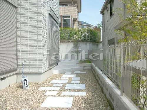 タイルデッキ 名古屋モザイク ネイチャー300角 SY-R3010の外構施工例