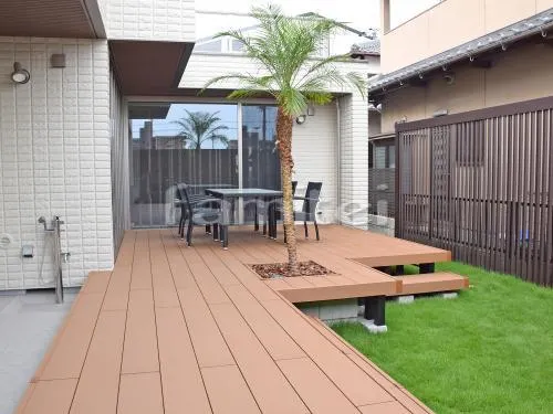 お庭まわり ウッドデッキ 照明 芝生 植栽 フェンス
