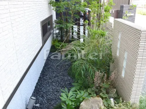 坪庭 ソヨゴ 斑入りイトススキ ツバキ サザンカ 下草 低木 植栽