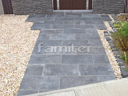 玄関アプローチ 床タイル貼り ニッタイ工業 ボルカーノ300角 化粧砂利