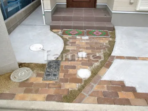 玄関アプローチ 床レンガ敷き ユニソン ソイルレンガ アンチックイエロー アンチックシルバー 芝生張り 姫高麗芝