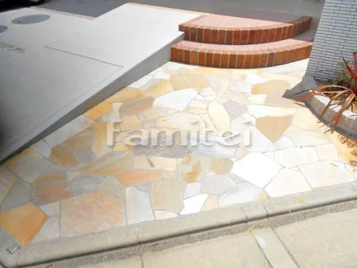 玄関アプローチ 床石貼り 乱形石 石英岩 階段 床樹脂洗い出し仕上げ ワイズ ストーンパス 蹴上げ縁レンガライン ユニソン ソイルレンガ スロープ バリアフリー 段差ステップ解消