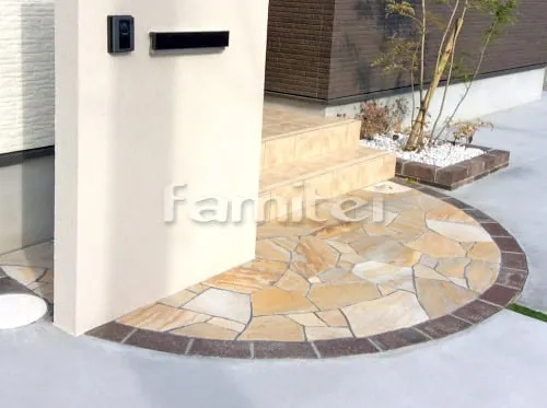 玄関アプローチ 床石貼り 乱形石 石英岩 縁レンガラインユニソン エステートブリック ストレート