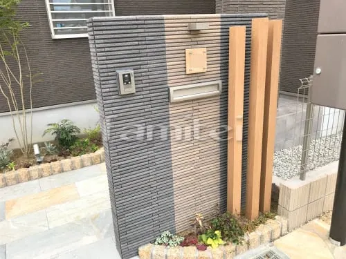 モダン門柱 壁タイル貼り LIXILリクシル はるかべくん 細割ボーダー 木製調デザインアルミ角柱 枕木材70角 角材