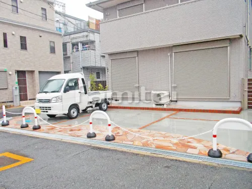 駐車場ガレージ床 土間コンクリート レンガ目地 床石貼り 乱形石 石英岩 デッキ 蹴上げ縁ライン レンガ 溝蓋(みぞふた) グレーチング