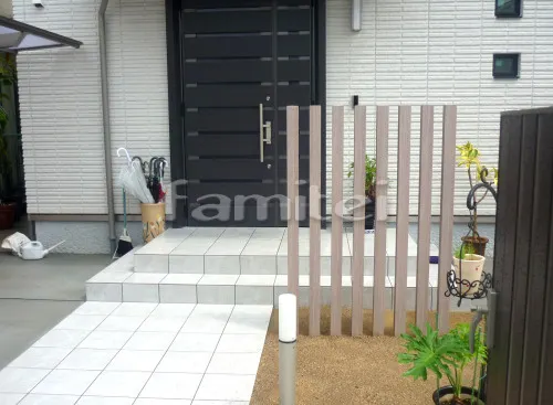 玄関アプローチ 床タイル貼り LIXILリクシル アレッタ300角 木製調デザインアルミ角柱 枕木材