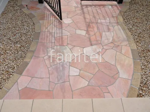 玄関アプローチ 床石貼り 乱形石 石英岩