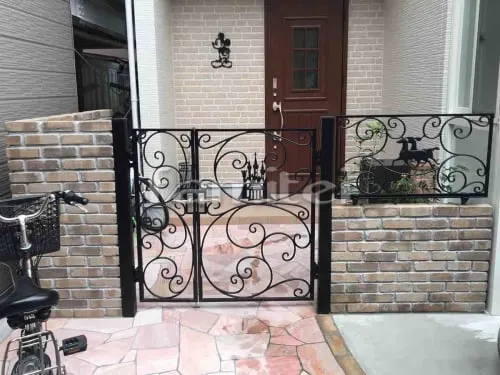 ディズニー玄関門扉 LIXILリクシル ミッキーA型 ZCK型錠 親子両開き 門袖 ユニソン ソイルレンガ 玄関アプローチ 床石貼り 乱形石 レンガ目地 ソイルレンガ