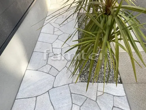 玄関アプローチ 床石貼り 乱形石