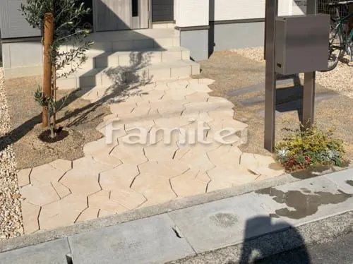 玄関前アプローチ インターロッキング ティーナ イエロー 芝生張り 姫高麗芝