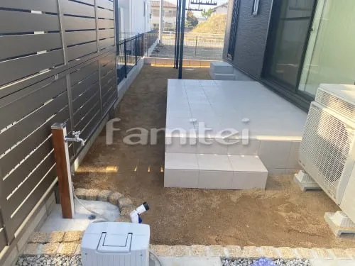 タイルデッキ 壁1面  LIXIL グレイスランド ベーシック アルミ形材 フェンス LIXIL AB YS3型 横スリット3 2段柱 60角 目隠し １階テラス屋根 （雨除け） YKKAP ソラリアF フラット屋根 スタンダード 壁付