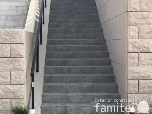 玄関アプローチ階段 床タイル貼り ニッタイヌラーゲ3