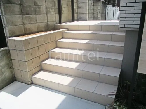 玄関アプローチ階段 床タイル貼り LIXIL グレイスランド300角