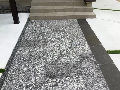 玄関前アプローチ 東洋工業 ぺルラストーン レガンテストーン