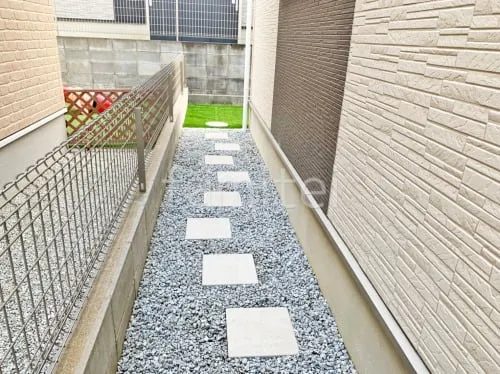 犬走り 防犯砂利敷き バラス砕石 防草シート加工 平板敷き ユニソン リビオ