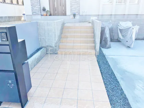 機能門柱 Panasonic アーキフレームFタイプ 玄関アプローチ 床タイル貼り LIXIL グレイスランド