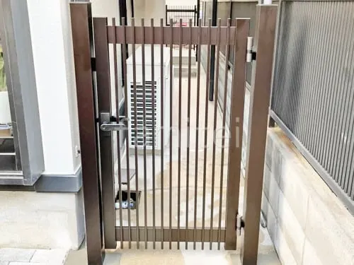 片開き 門扉 YKKAP シンプレオTB4型 たて格子 片開き専用 の外構施工例