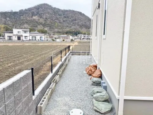 犬走り 防犯砂利敷き バラス砕石