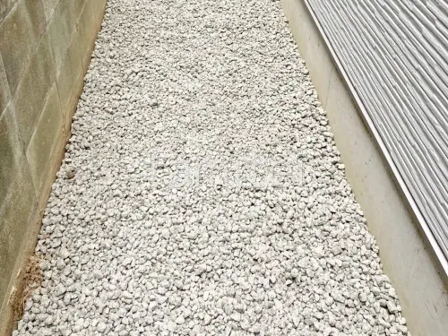 犬走り 防犯砂利敷き バラス砕石 防草シート加工