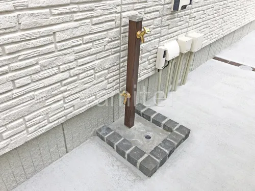 立水栓 ユニソン スプレスタンド60 蛇口2個付き ピンコロ囲い水受け(パン) 土間モルタル仕上げ 洗い場