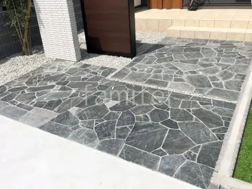 玄関アプローチ 乱形石 石英岩